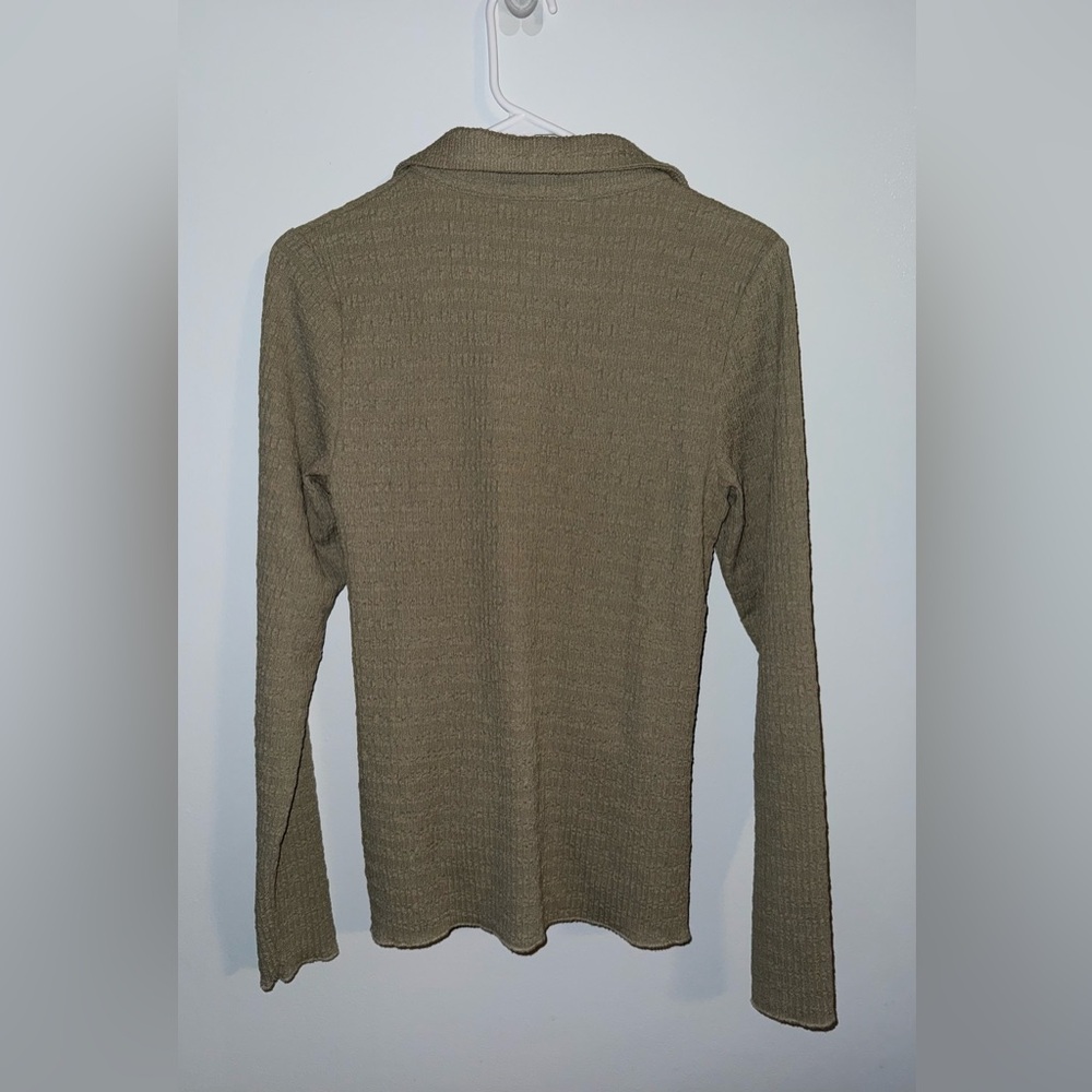 Women’s Buckle Red by BKE Olive Textured Long Sleeve Top Size M
#0043 - Picture 2 of 3